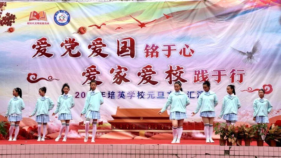 工作室发文回应称鹿老板是正常社交，为何艺人的一举一动都会被放大？游戏画面